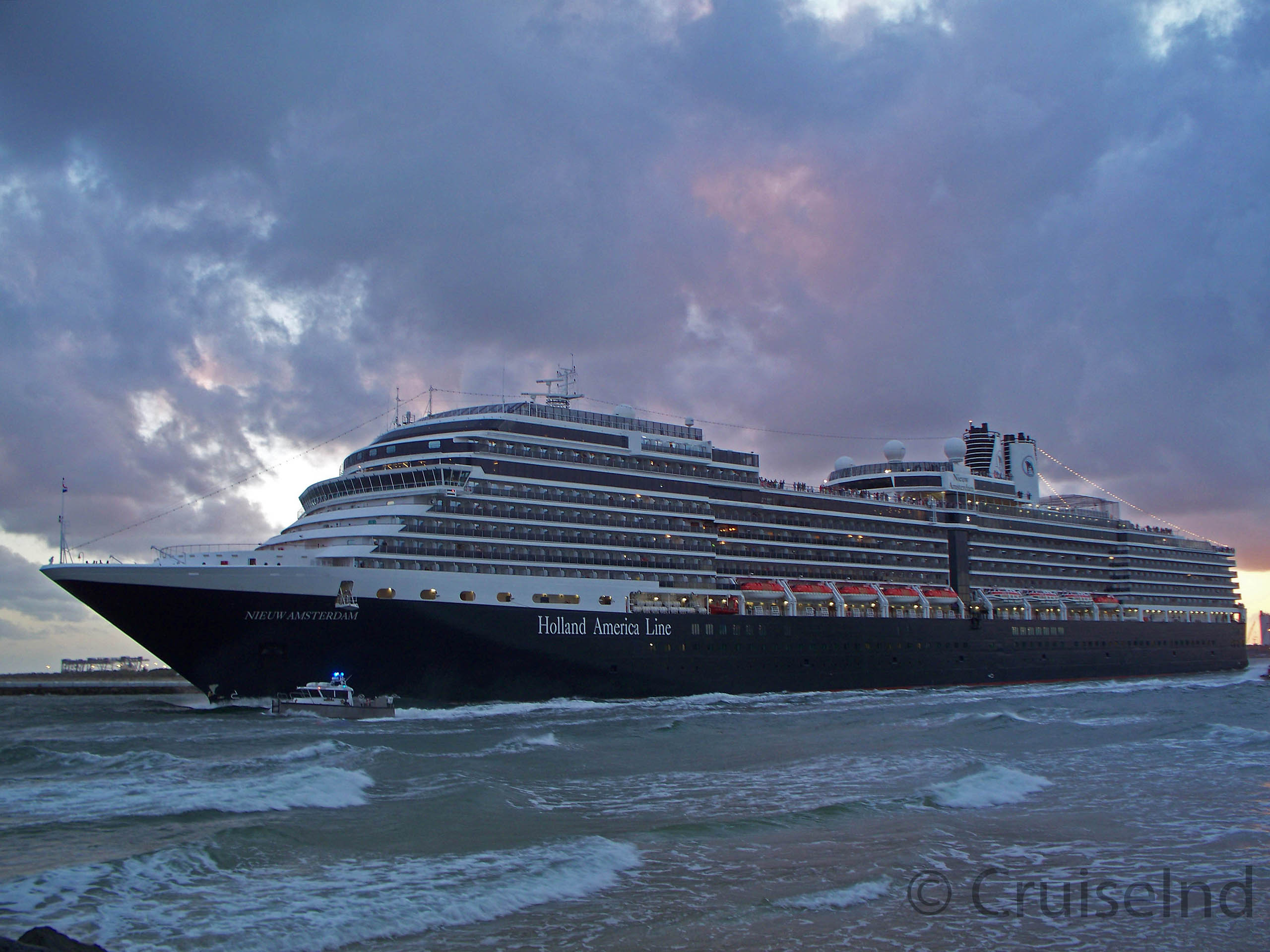 Nieuw Amsterdam departing Port Everglades ©CruiseInd