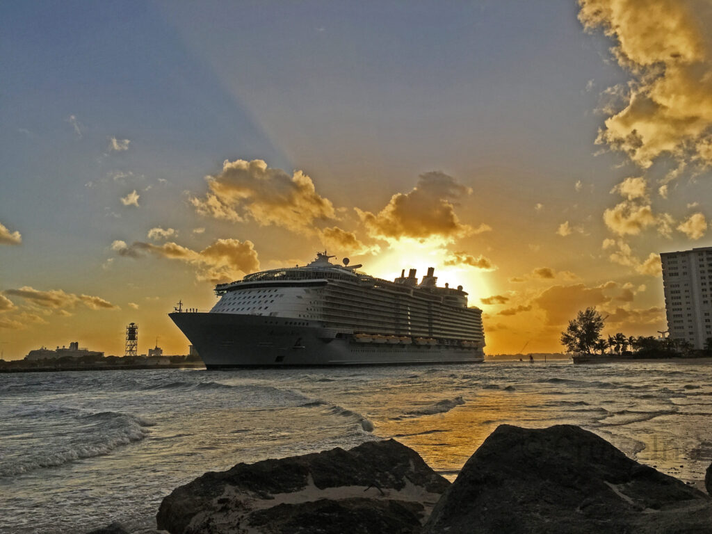 Allure of the Seas Departing Port Everglades ©CruiseInd