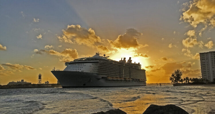 Allure of the Seas Departing Port Everglades ©CruiseInd
